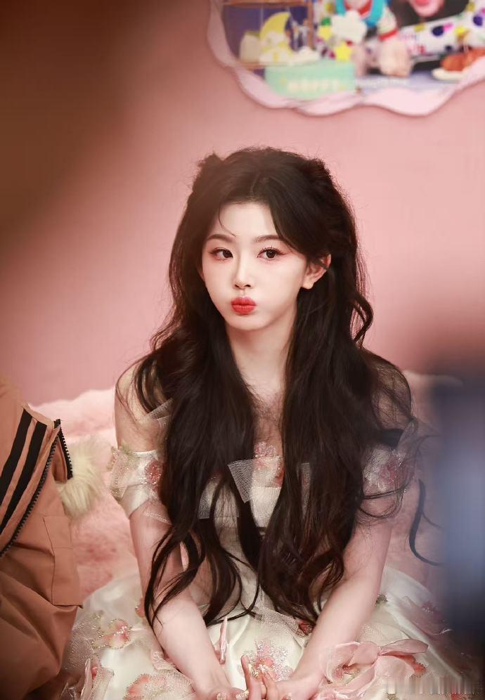 蝴蝶结成精+猫猫公主=孔雪儿！粉色蝴蝶结公主裙甜到犯规，慵懒高傲的拽姐范儿，跳“