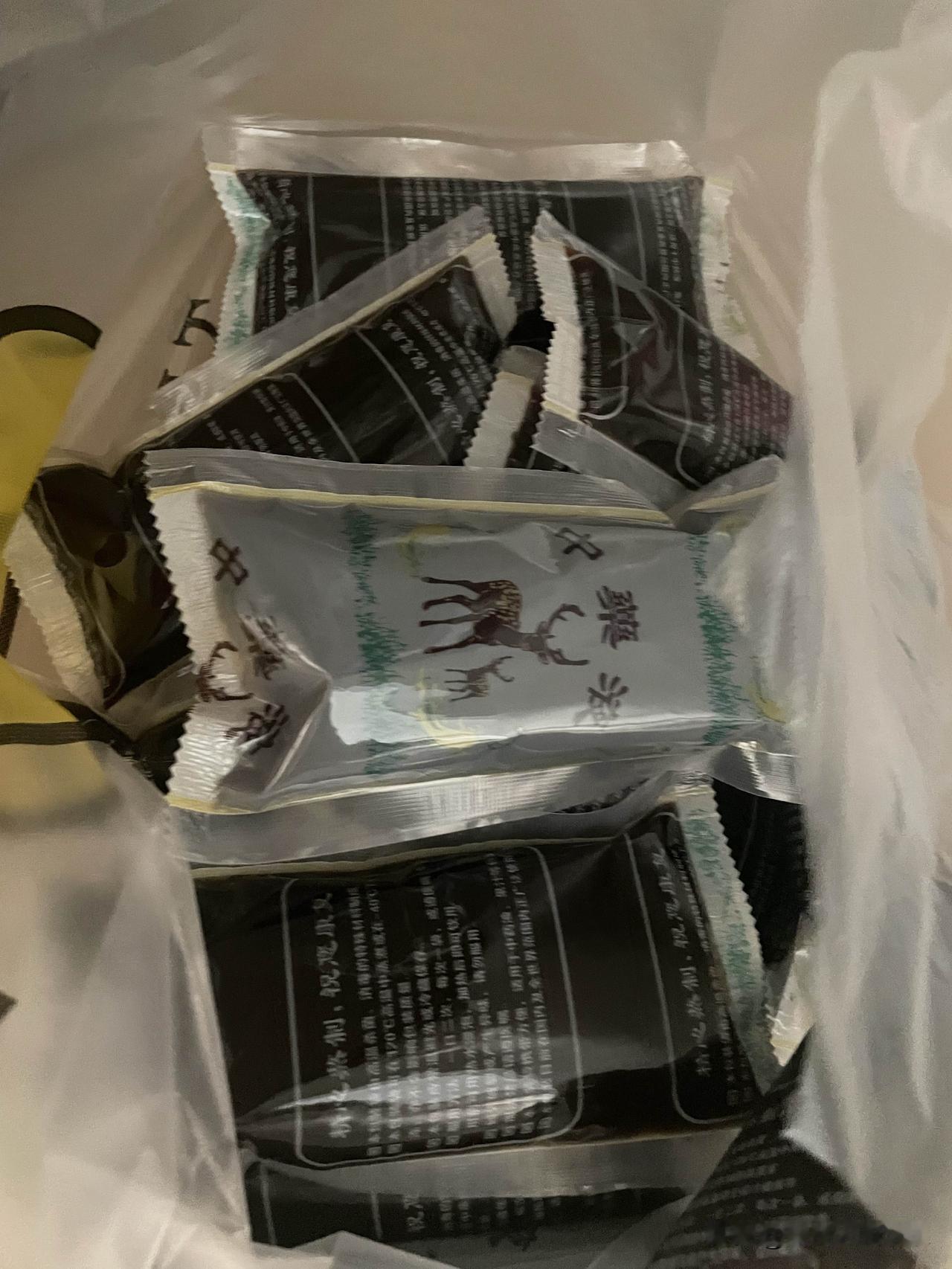 今天又去医院送钱了，这一大兜熬好的中药又花了700多米！

现在的医院服务态度是