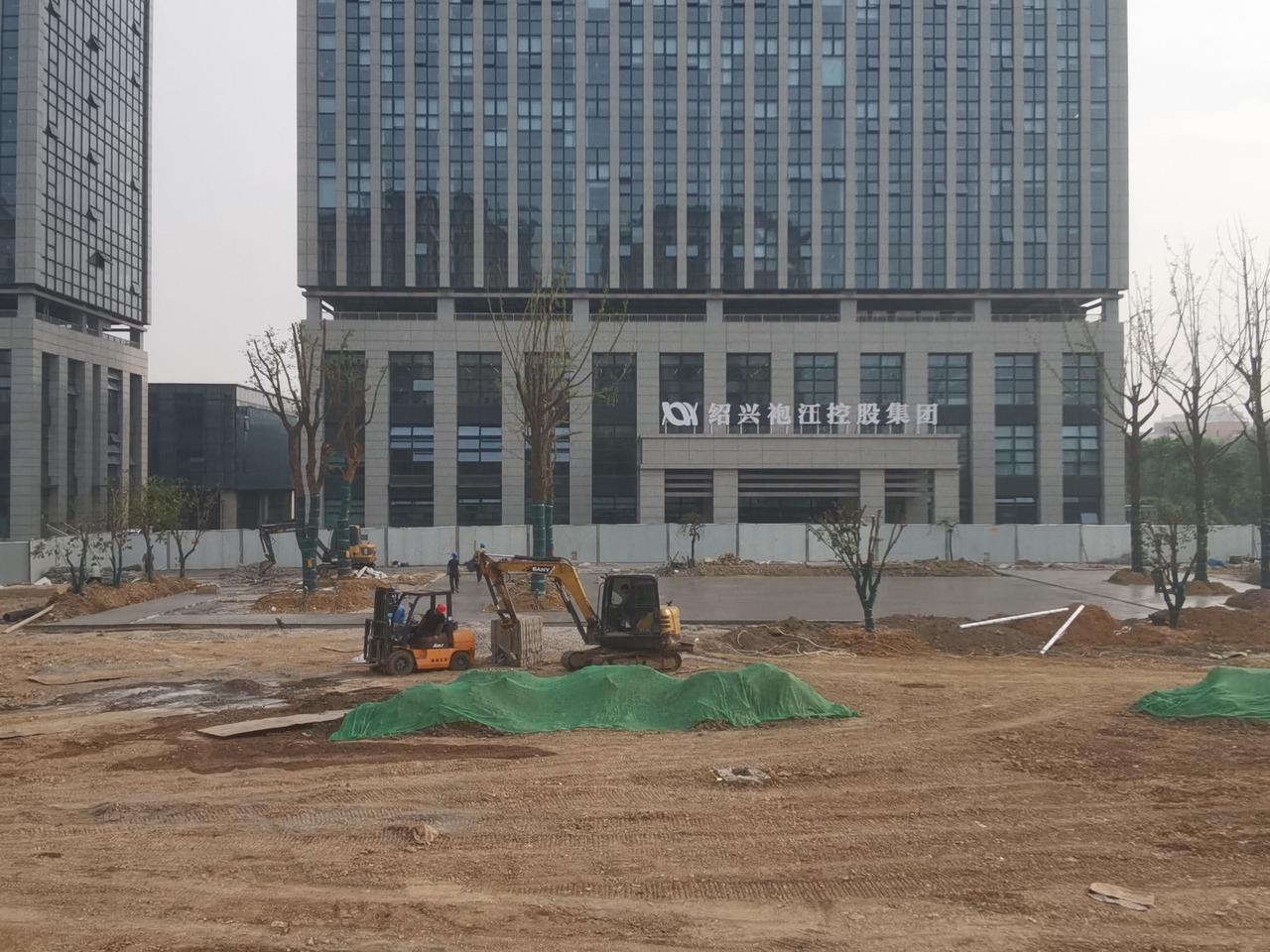 绍兴袍江安居城已经浇平了一块地，真快，铺碎石子也就一天。其余的地都铺好了绿网，这