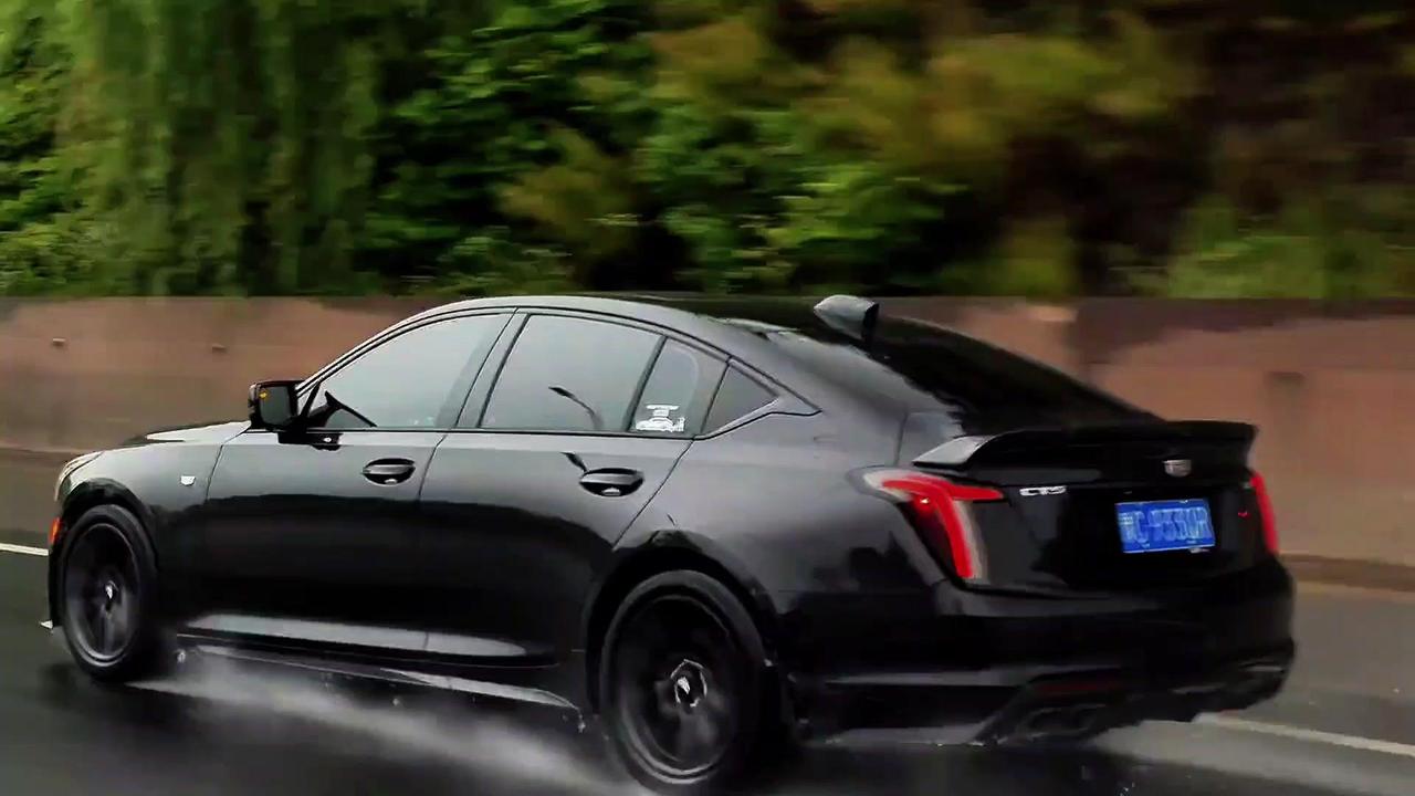 20万性能轿跑怎么选？20万预算买豪华运动轿跑，BBA还在玩加价选装，凯迪拉克C