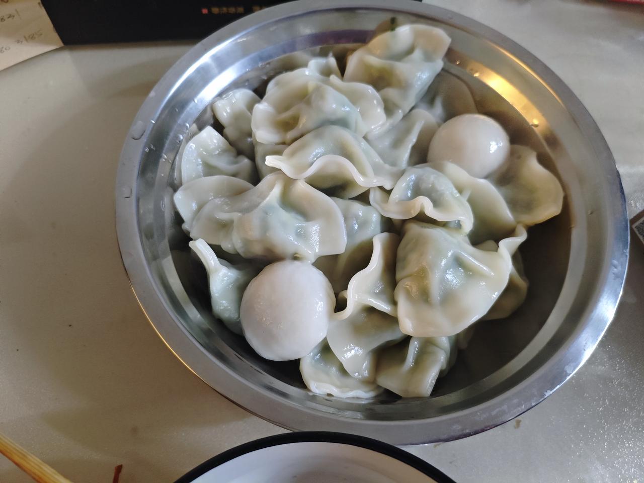 北方人一顿饭的水饺量，25个韭菜鸡蛋的水饺，外加三个黑芝麻的汤圆。岁数大了，新陈