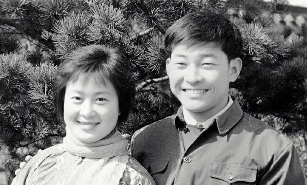 1969年，一对上海知青夫妇，于吉林延边插队时，在当地孤寡老人李阿妈家里，一起生