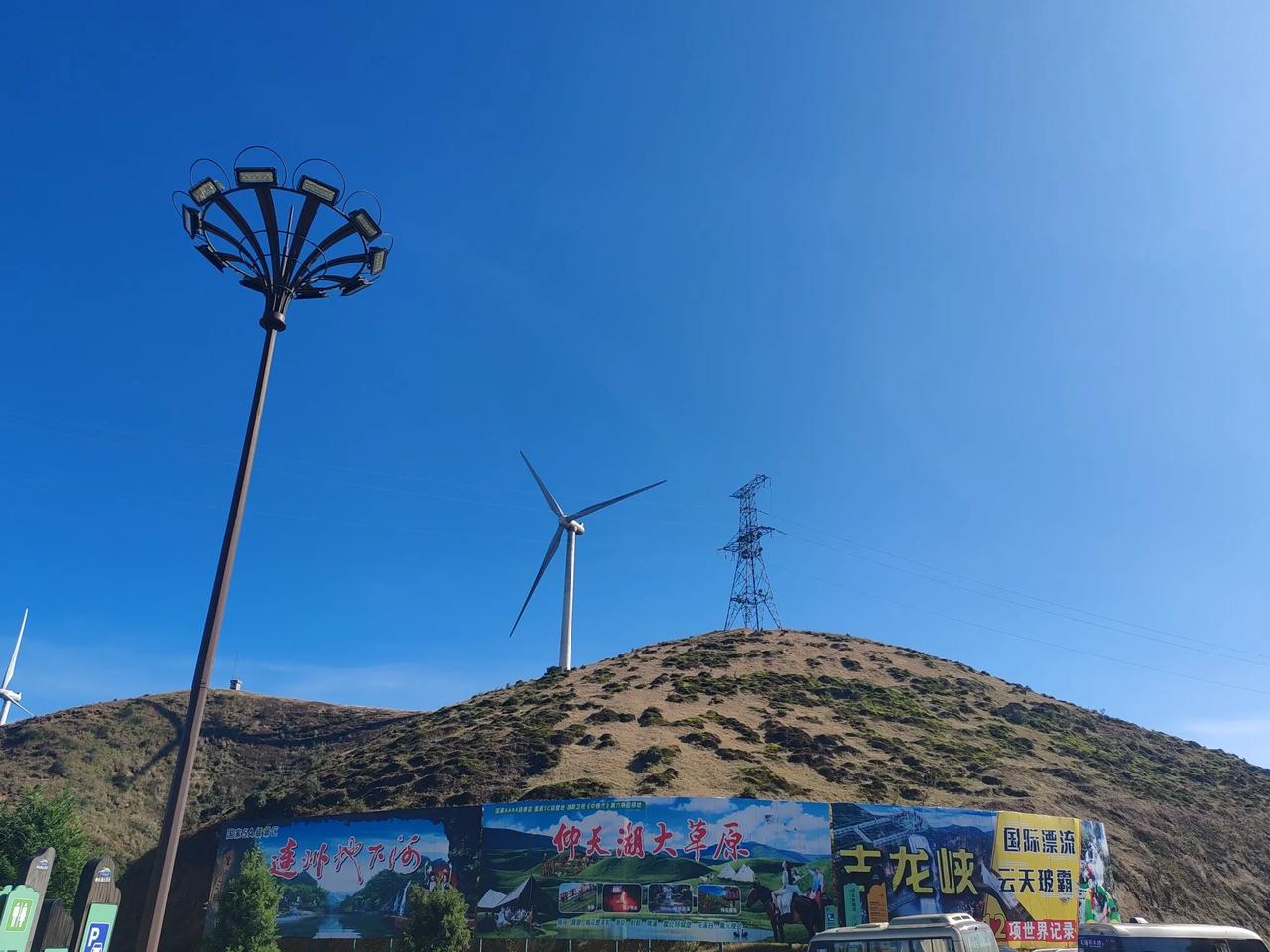 仰天湖景区，上山的路太曲折了，来回最少要3个小时，回车太麻烦了。
门票居然还要1