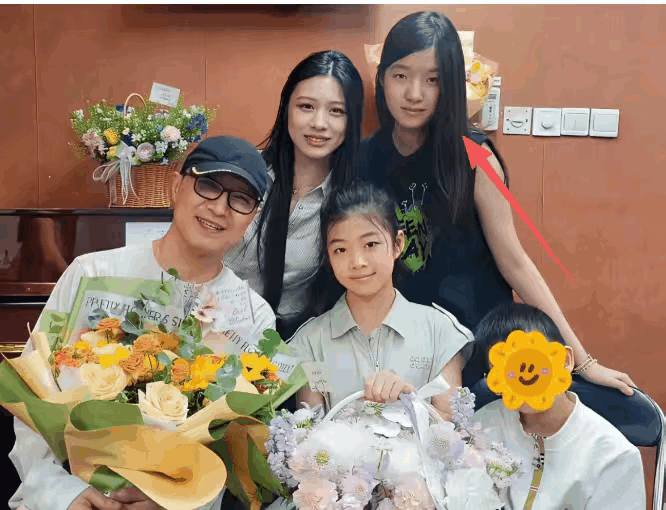 这两天，汪峰又火了，不是因为他本人，而是因为他带着几个孩子给三女醒醒助威，而醒醒