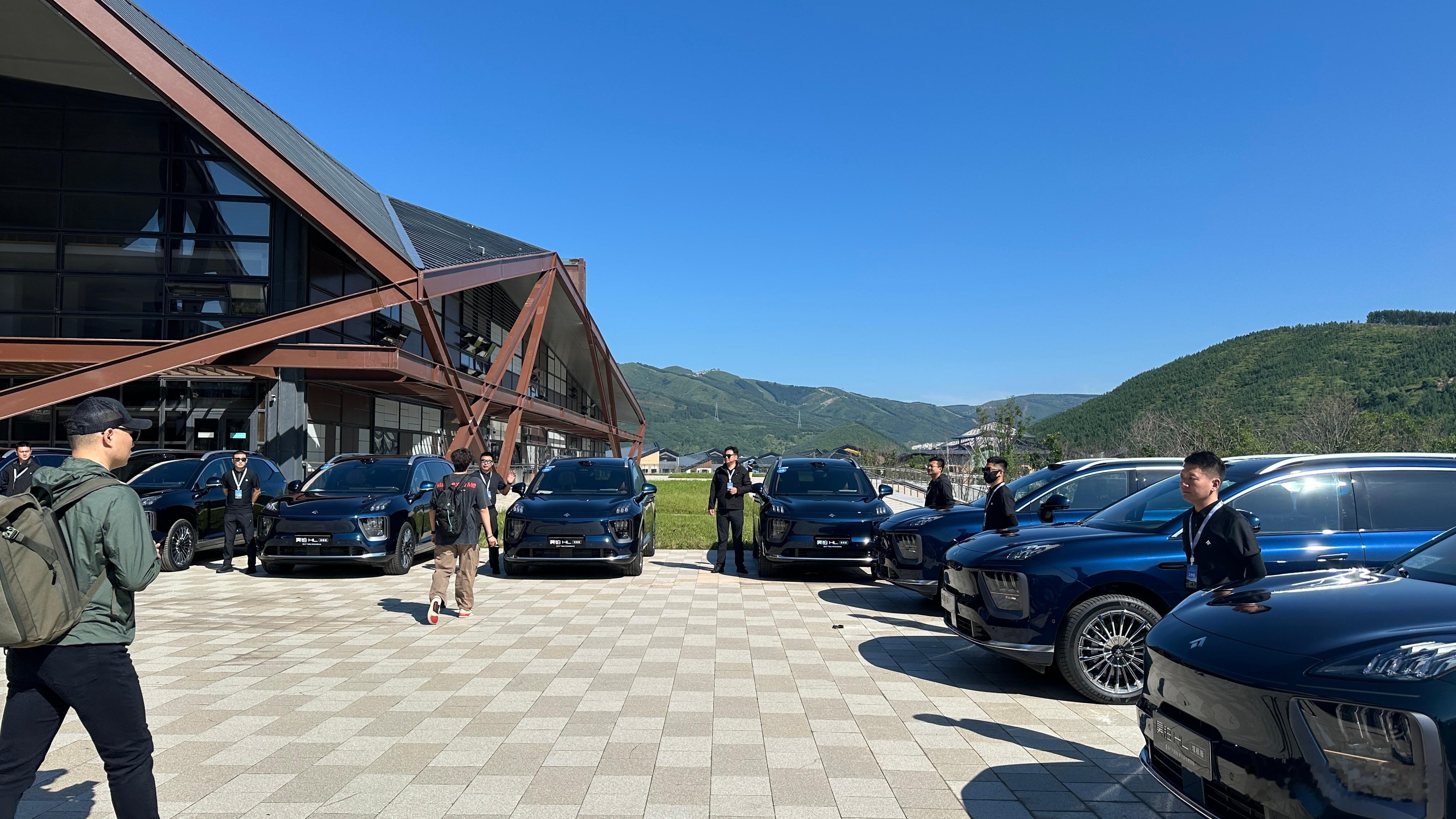 昊铂hl和理想i8的产品思路很像，外观像suv，车内像mpv…但是昊铂hl是双零