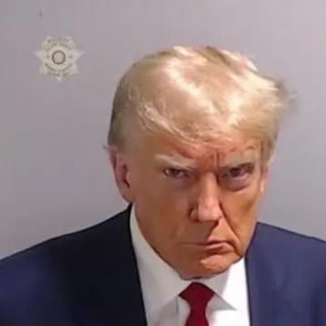 美国前总统特朗普当地时间24日晚抵达佐治亚州富尔顿县监狱，在自首后不到半小时获得