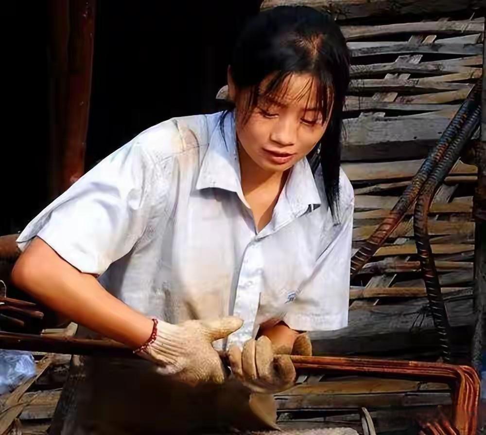 谁说女子不如男，为了生活不得不去下工地啊！