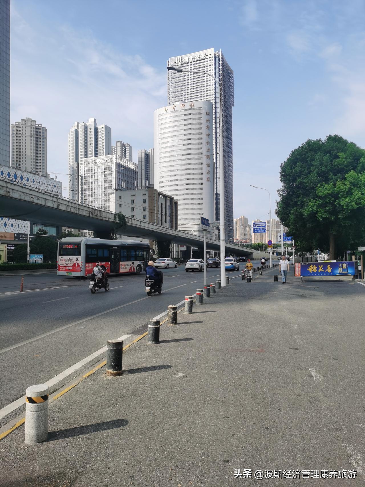 而且，这种高价物品背后的商业逻辑远不止于此。那些购买黄仁勋相关物品的人，利用名人