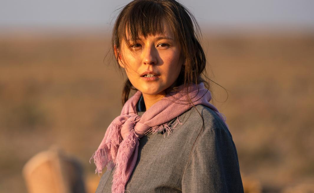 四百多公里，从西海固到金滩村。车上还有年幼的女儿，和全部家当。
她本来可以不走这
