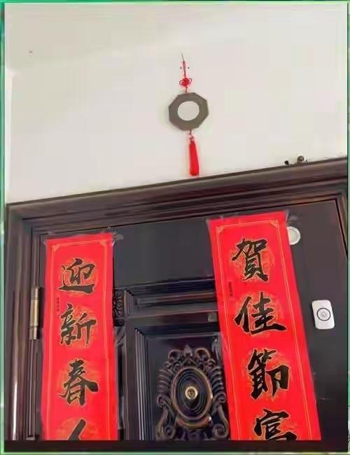 对门门框上挂了面八卦镜，正对着我家大门。我妈看到后说这是把煞气往我家引，让我必须