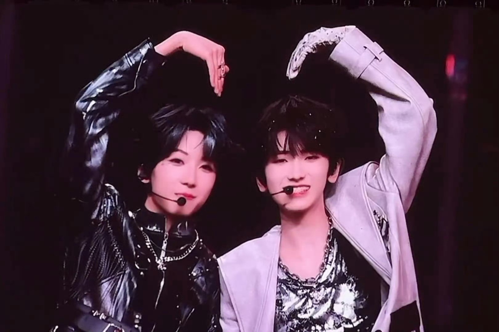 左奇函 杨博文 第二类我双人舞台舞台有点猛 奇文比心