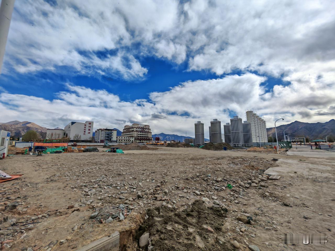 遭遇婚内背叛
原谅绝非易事
背叛似刺扎心中
伤口可愈疤难消
嘴上说罢
心难真谅