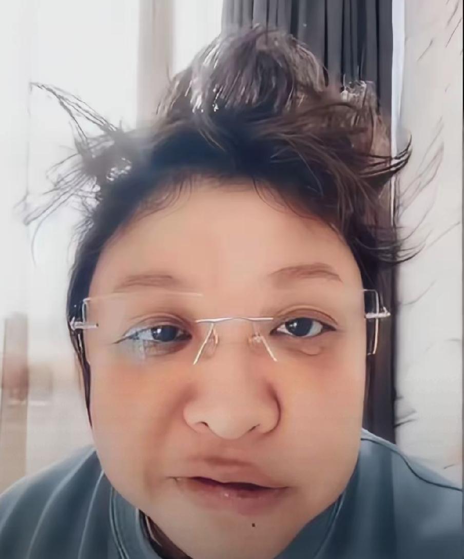 大善人现在嘴歪的厉害，
也不知道大善人的嘴本来就是歪的，是该减减肥了！
国家赋予