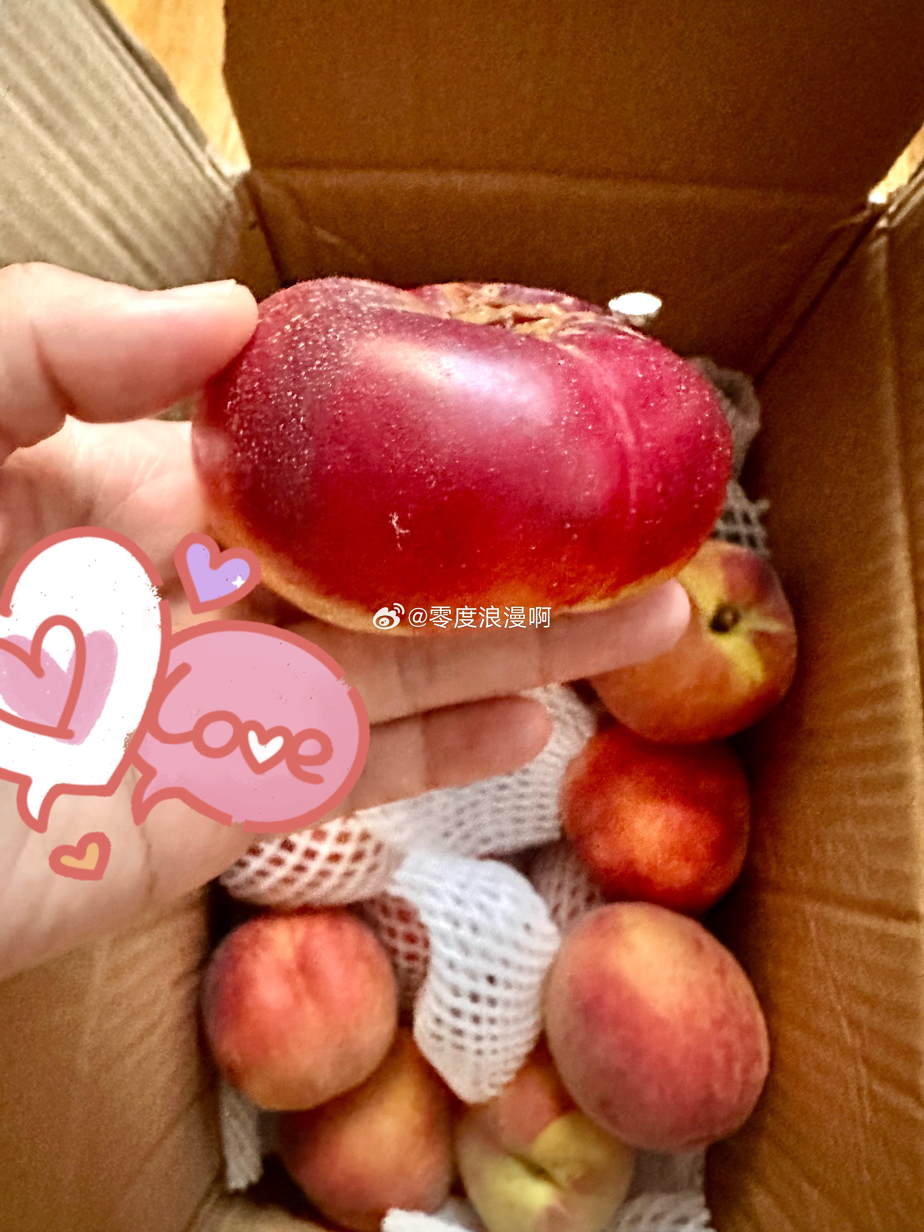 燃烧的陀螺仪  自己种的蟠桃🍑水分足，甜到爆炸，没有防腐剂，纯天然健康