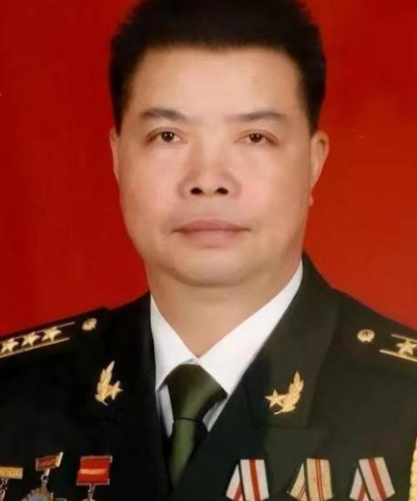 1985年侦察兵隆志勇化妆执行任务时不幸暴露，敌人在他背后开了一枪，隆志勇应声而