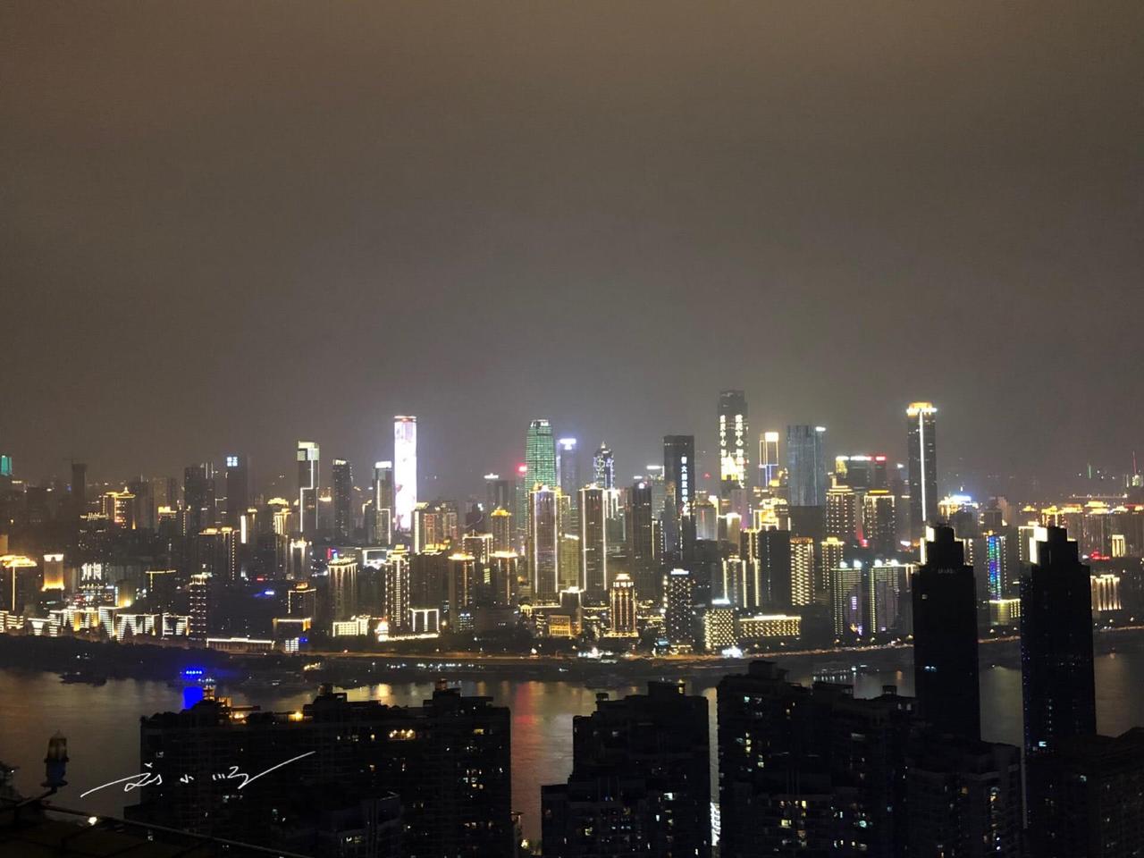 有人说重庆这座城市“晚上是曼哈顿，白天是阿富汗”，你同意吗？

前段时间，我去了