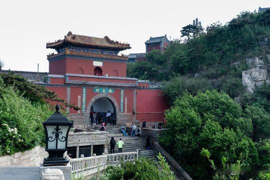 最近泰山装了135公里刀片铁丝网的事，闹得挺大。景区说是为了防火、防驴友乱闯，保