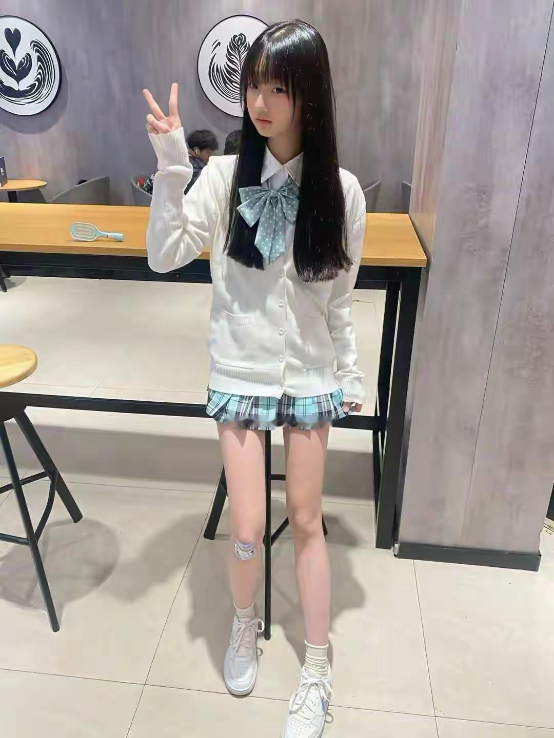 静坐花前笑，悠然见南山。