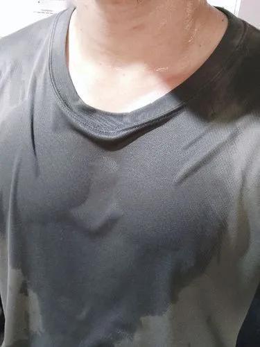 早晚运动微微有汗就好。气虚，阴虚，经常熬夜，睡眠不好，心脏不好的朋友要少出汗，避