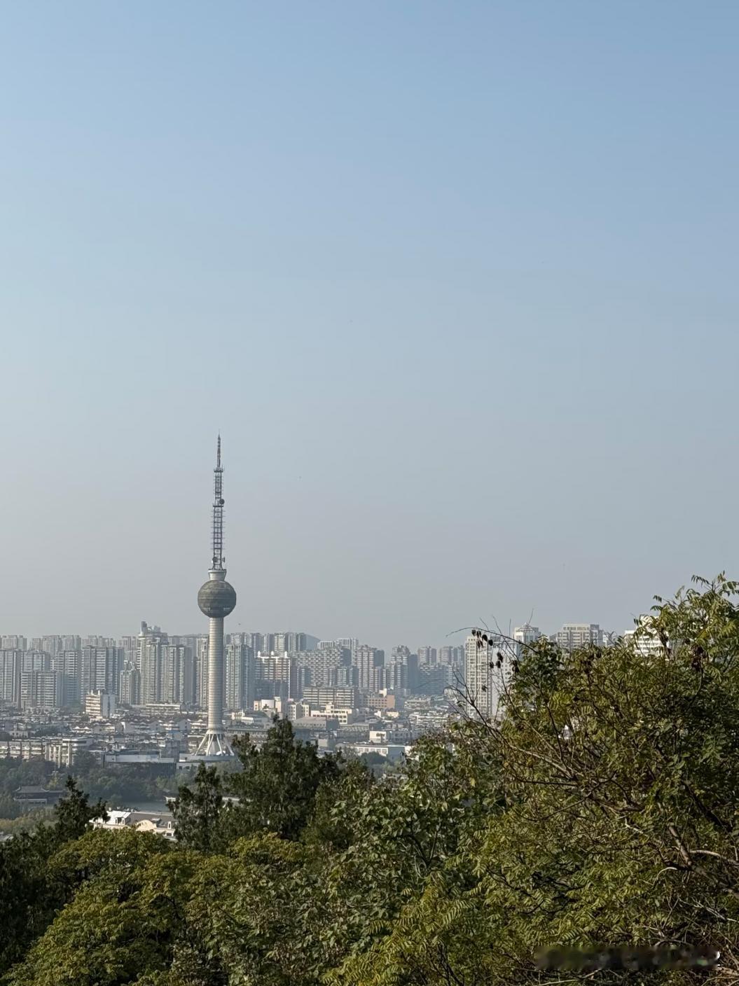 就比上海东方明珠少一个球！😂
认识的朋友请保密，
给不认识的朋友一些线索，
让