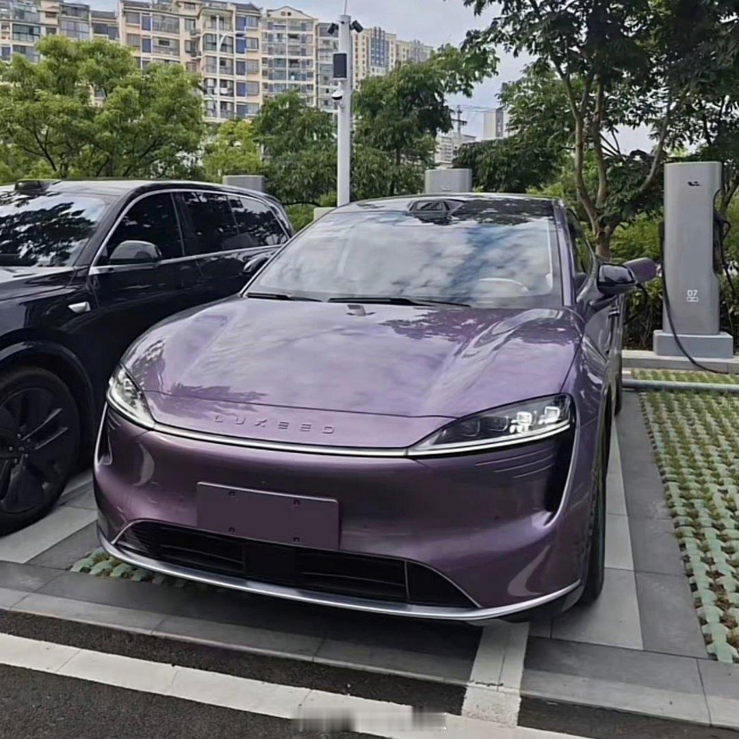 紫色的智界R7实拍图，感觉这外观可以的，期待一波，看看是不是可以从R7开始体验鸿