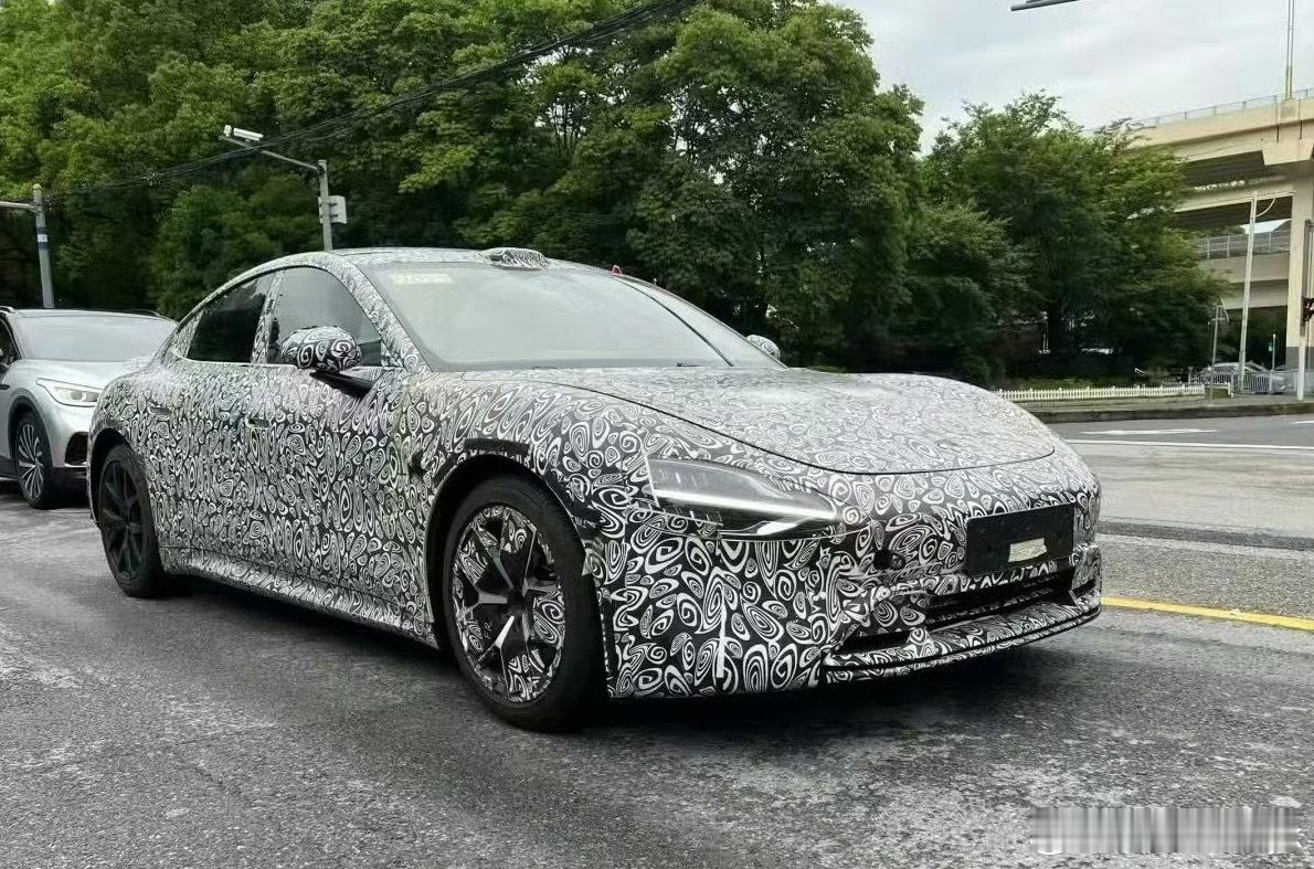 小米SU7改款涨价近1万小米新款SU7曝光了，目前网上传言说是要涨价一万，但是我