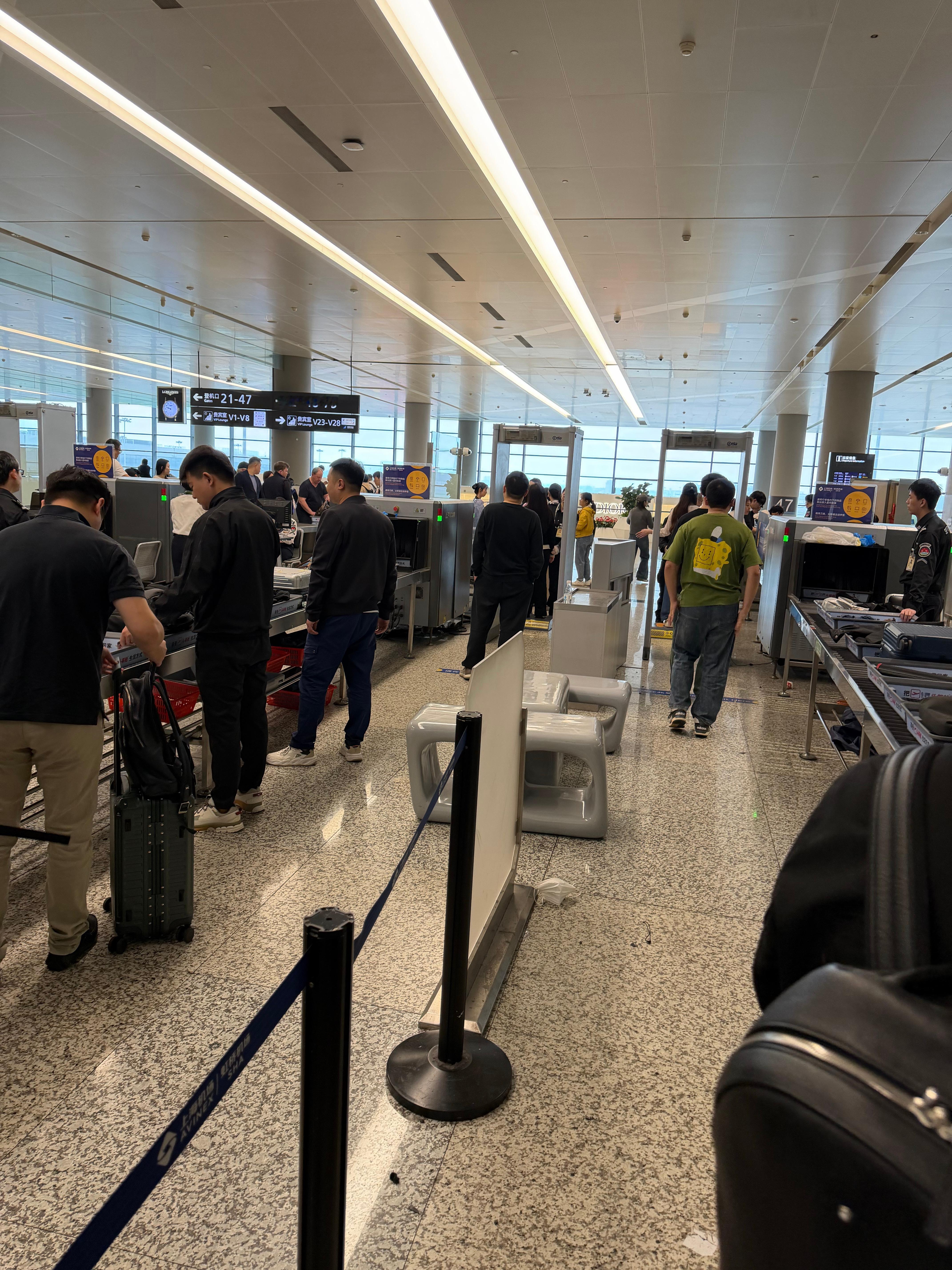 今天上海机场过安检，安检员瞅了我一眼，挥挥手，直接让我过去了。关键前面的乘客被摸