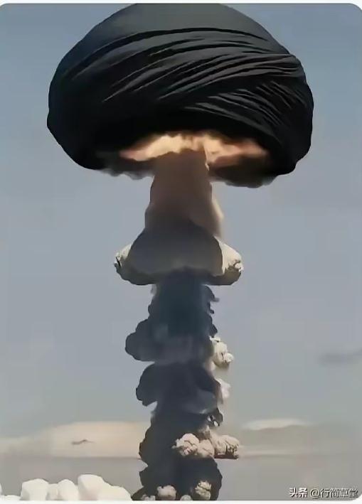 突发，伊朗击中美军航母！
    3月6日凌晨央视报道，3月5日，伊朗武装部队哈