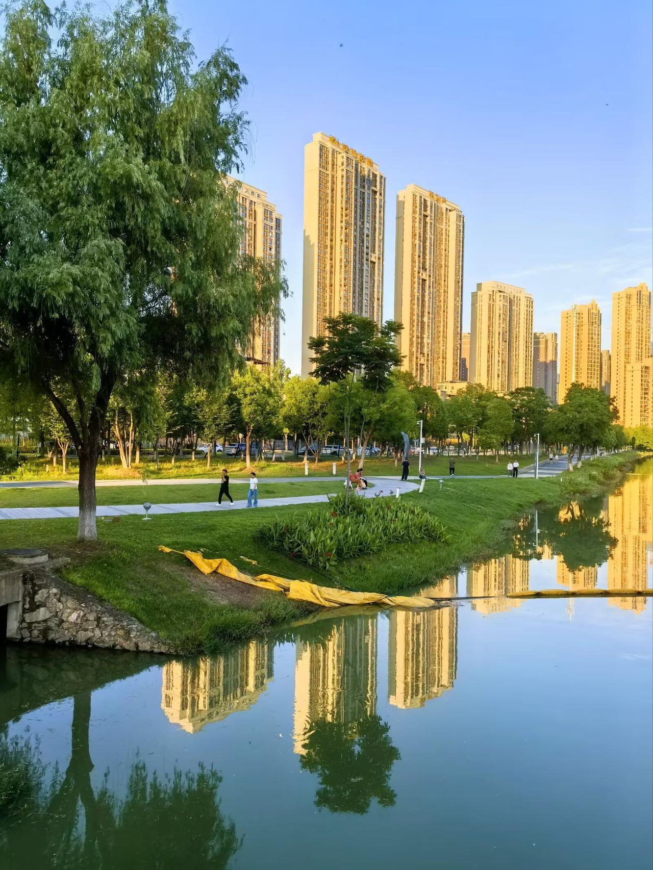雨后的蓝天大自然的滤镜，没有灰尘悬浮，也没有气雾，蓝天倒映在水里像深邃的蓝宝石，