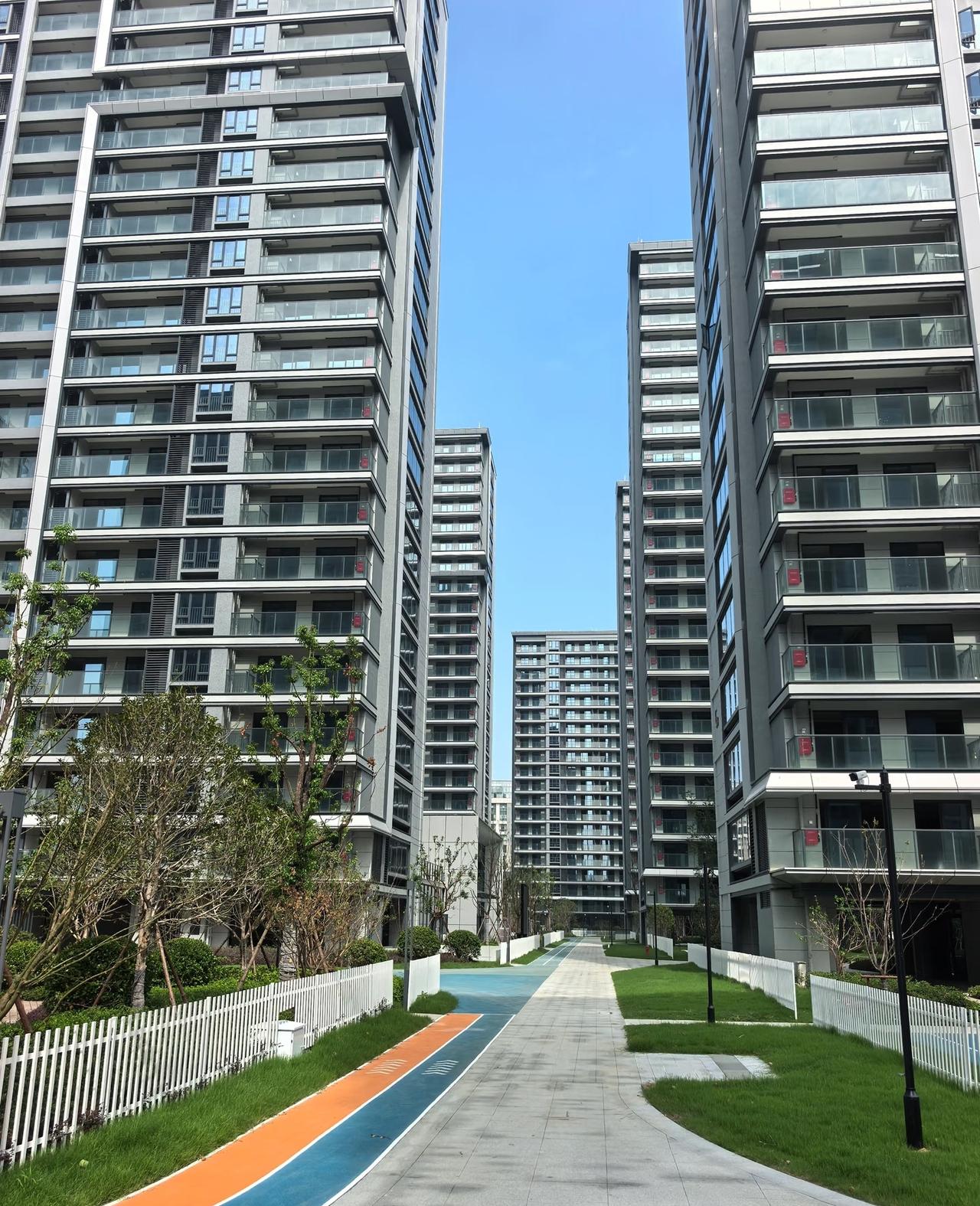 小高家里拆迁得了3套房，
一套父母住，一套结婚用，一套出租，
外加拆迁款40万，