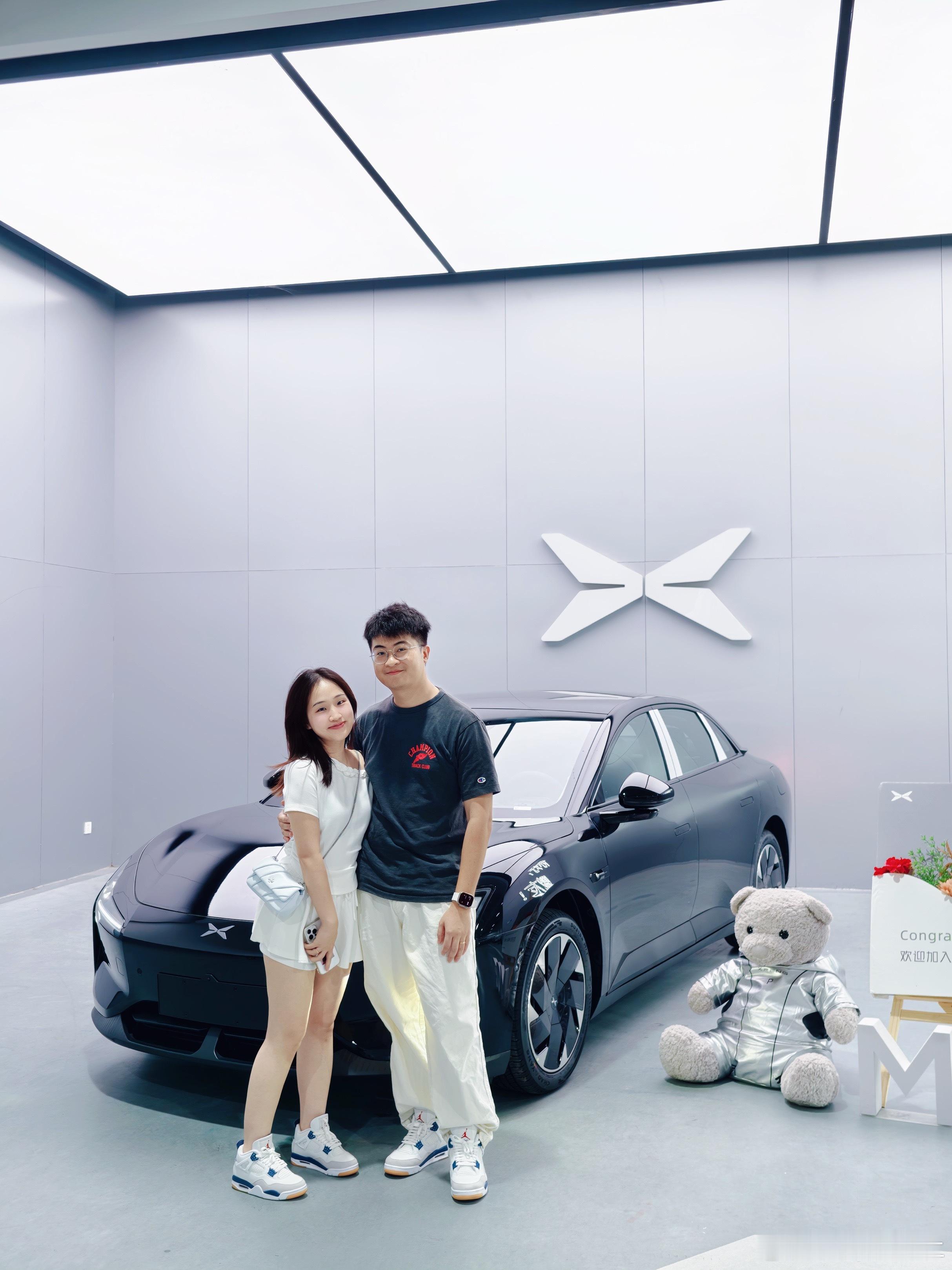 小鹏「追光全景」抬头显示，行业领先的AR辅助驾驶，车辆智驾意图一目了然，看得见更