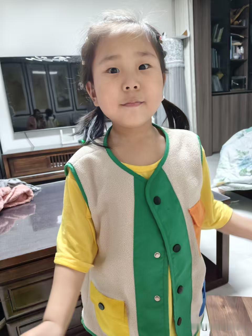 今晚一群家人在室外吃饭，不知谁无端地说，我们仨人谁最漂亮？
解释一下，这仨人是小