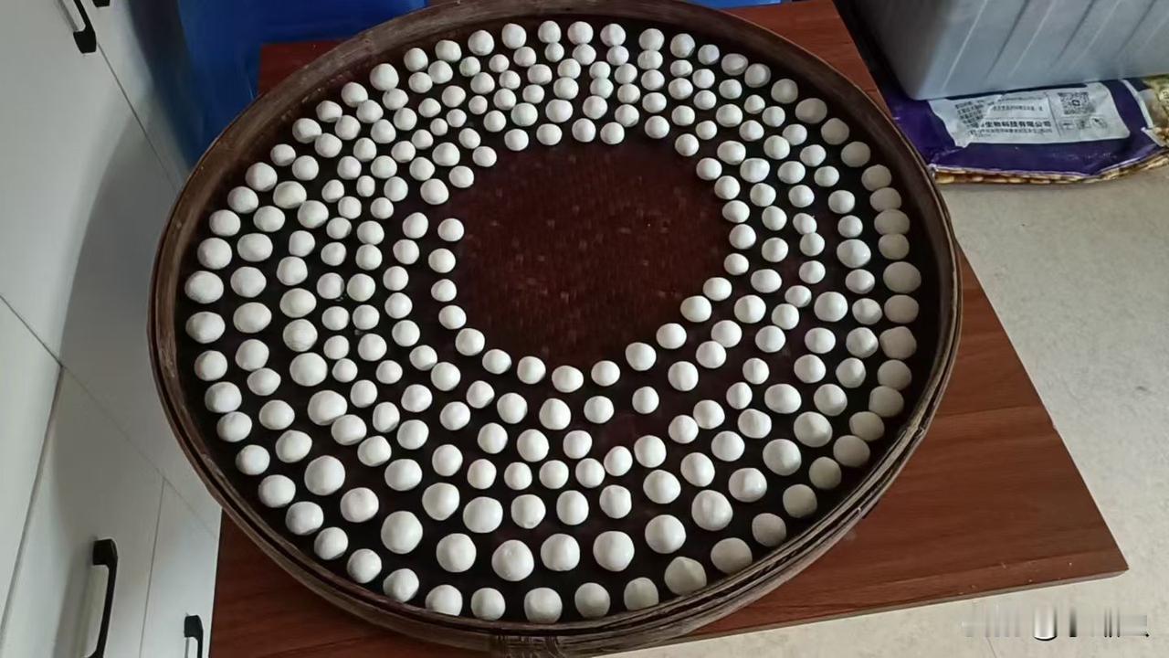 又到冬至，搓汤圆的日子。
一岁一枯荣，年龄又大一岁了。