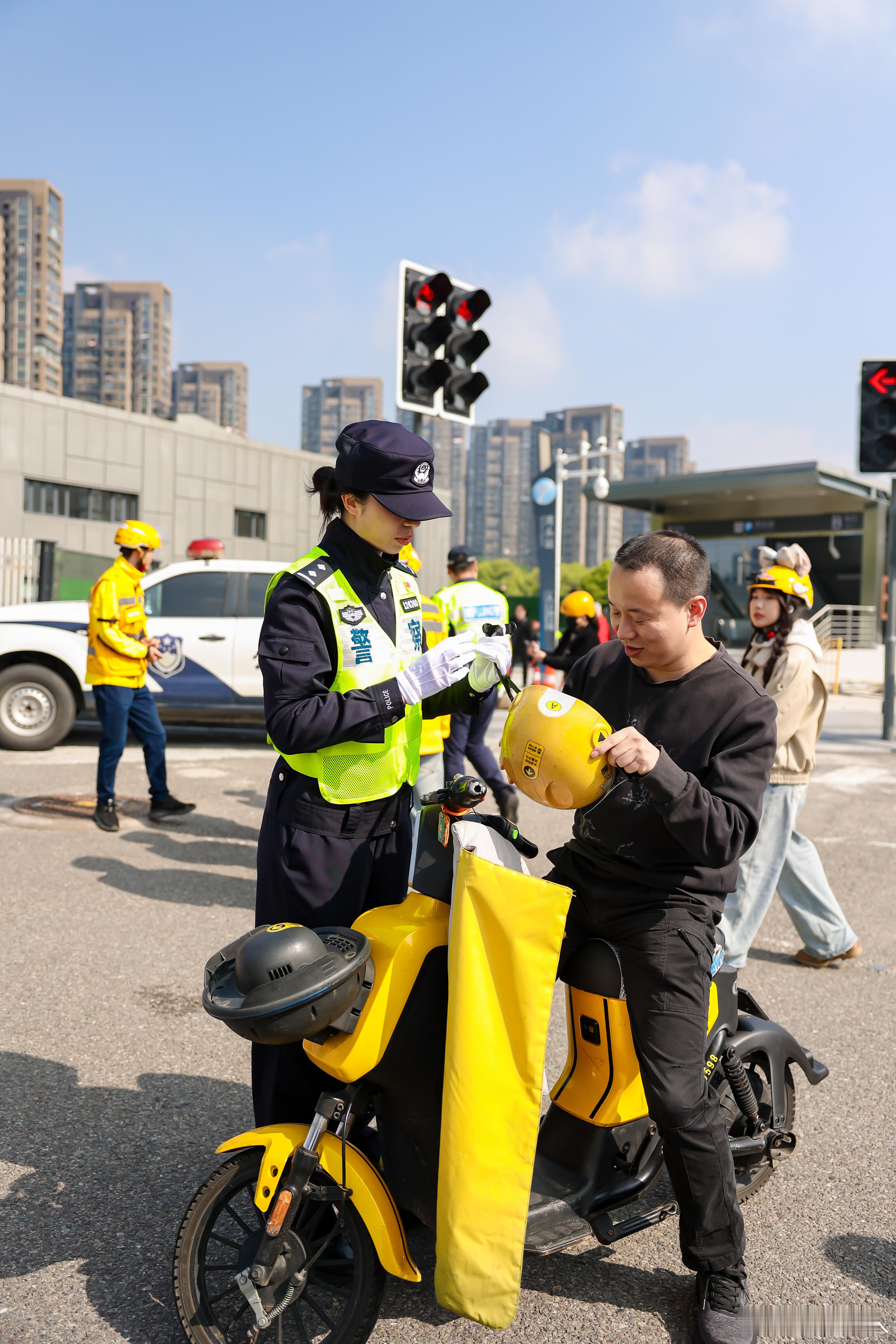 宁波街头骑手不送外卖送福袋 当美团骑手的车铃不再催着赶路，而是伴着“请慢走”的叮