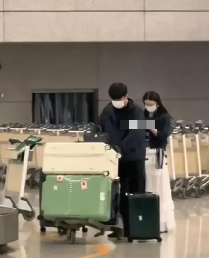 阚清子浪姐首秀团灭个人赢，腰伤复发还瘦五斤。

她生日那天姐姐们围着蛋糕唱，我隔