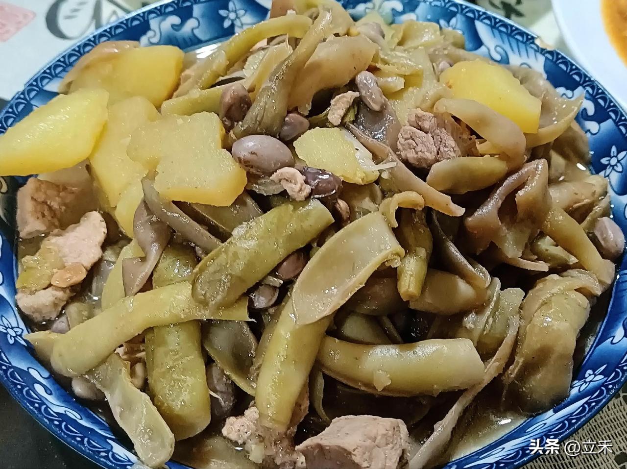 在我们东北就喜欢吃炖菜，土豆炖豆角是常吃的一道菜，这是我前两天炖的豆角，请问好友