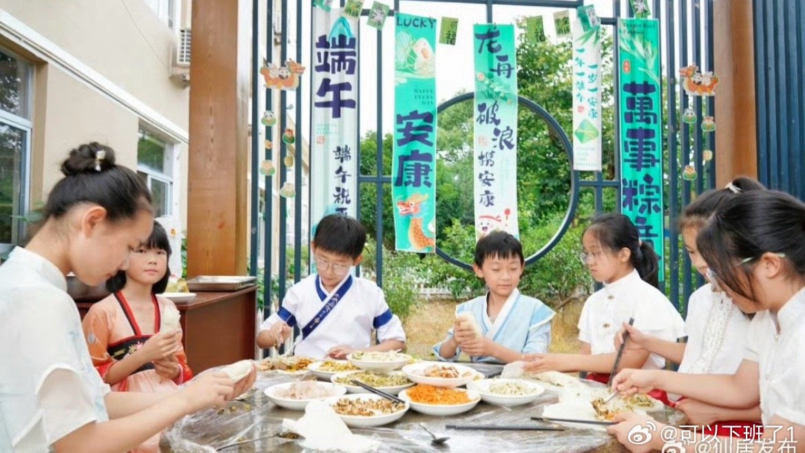 台州小学生手搓版端午安康滨海镇中心小学开展沉浸式端午活动，学子化身民俗小匠人，体