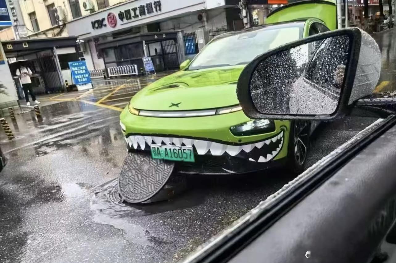 下这么大的雨，还有车有心情吃奥利奥[汗][汗] ​​​