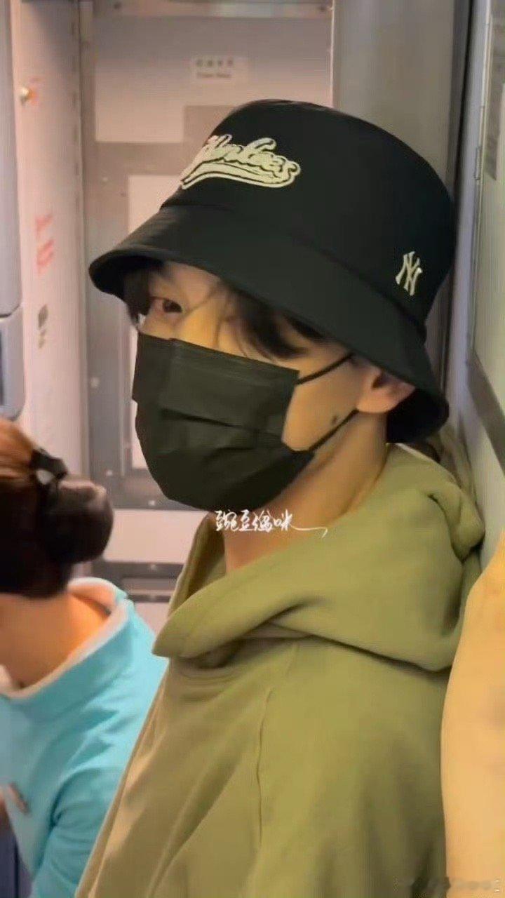 田栩宁眼睛好红田栩宁连轴转状态田栩宁大粉 田栩宁眼睛好红！连轴转的忙碌藏不住，大