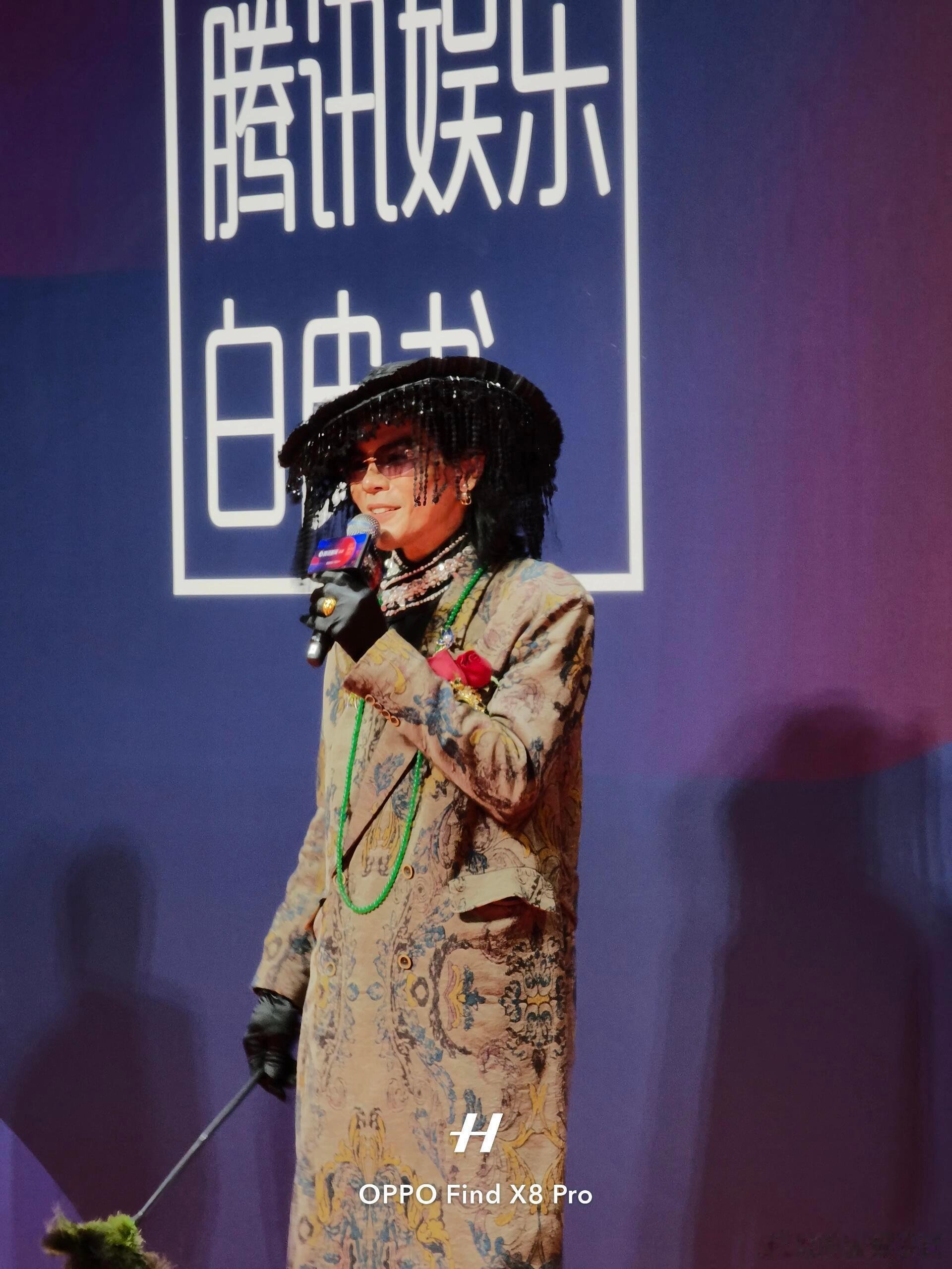 向佐 为什么女生穿男装可以 向佐这次没穿郭碧婷的衣服😂像穿了向太的 