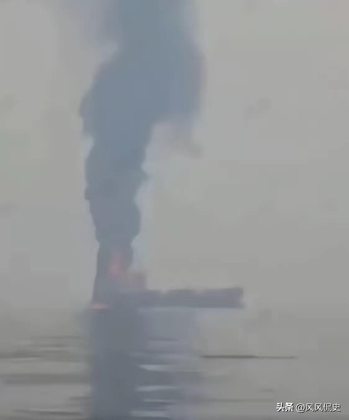 伊朗对霍尔木兹海峡的封锁不是嘴上说说，是玩儿真的。
悬挂帕劳国旗的“天光”号油轮