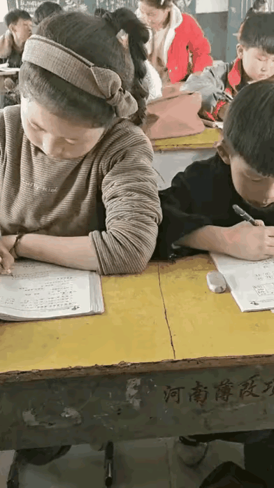 课堂上的“三八线”小风波！女生拿尺子在两人共用的课桌画完笔直的分界线，下一秒胳膊