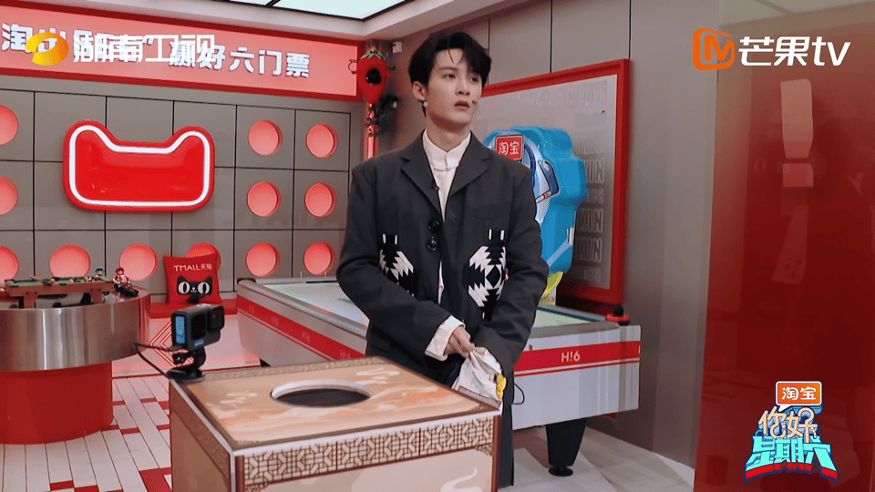 #檀健次人在尴尬的时候总是很忙##檀健次被抓包瞬间红温# 檀健次：你知道的，人在