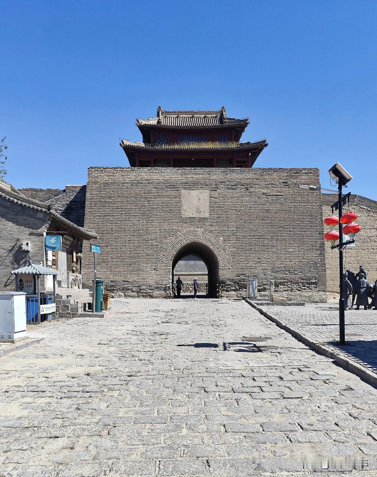贺家大院在怀来鸡鸣驿的古城内。
河北省张家口市怀来县境内有古城鸡鸣驿。驿城内坐落