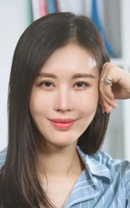 王石82岁还在爬山，42岁的田朴珺却在忙着给自己“镀金”。
最近她又是出书又是搞