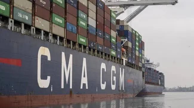 法国航运巨头CMA CGM报告称，其一艘船只昨天在霍尔木兹海峡遭到枪击。