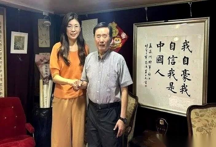 郑丽文拜会夏瀛洲，一张合影流出来。
但照片里，两个人好像都成了背景板。
真正的主