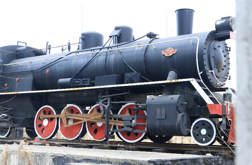 旅行之中的意外收获，在路边荒废的主题公园中发现了建造一半的复古站火车站，在一片杂