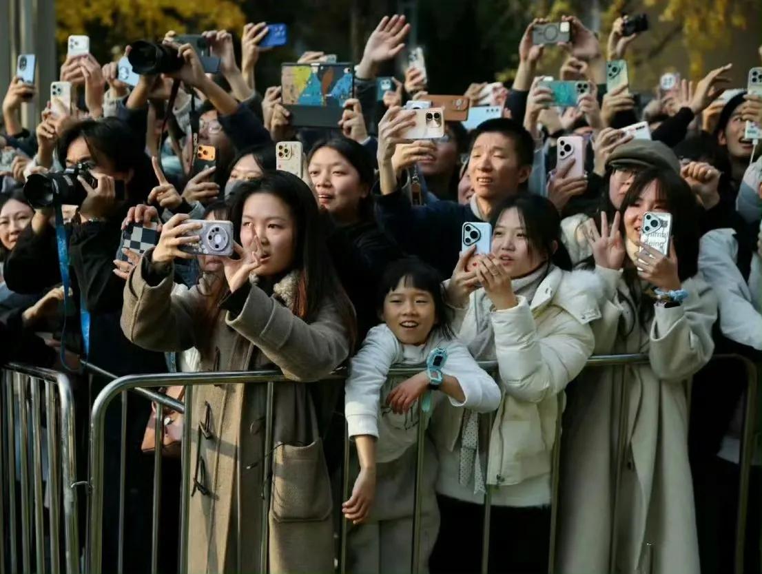 马克龙访华时，
许多网友留意到川大学生的手机。