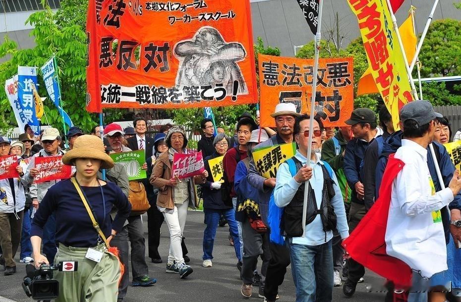 1. 触碰“和平宪法”底线，恐惧重演历史
现行宪法第九条明确规定日本“放弃战争、